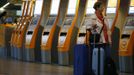 A passenger stands in front of electronic check-in terminals of German air carrier Lufthansa at the Fraport airport in Frankfurt, September 7, 2012. German air carrier Lufthansa passengers face widespread flight disruption after cabin crew representatives said they continue a series of strikes over pay and cost-cutting measures at Germany's largest airline. The UFO union, which represents around two-thirds of Lufthansa's 19,000 cabin crew called on its members to strike for 24 hours on all German airports on Friday. REUTERS/Kai Pfaffenbach (GERMANY - Tags: TRANSPORT BUSINESS CIVIL UNREST EMPLOYMENT) Published: Zář. 7, 2012, 6:13 dop.