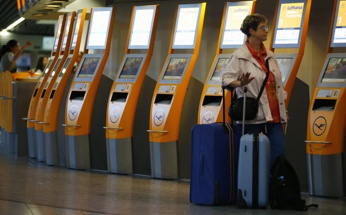 A passenger stands in front of electronic check-in terminals of German air carrier Lufthansa at the Fraport airport in Frankfurt, September 7, 2012. German air carrier Lufthansa passengers face widespread flight disruption after cabin crew representatives said they continue a series of strikes over pay and cost-cutting measures at Germany's largest airline. The UFO union, which represents around two-thirds of Lufthansa's 19,000 cabin crew called on its members to strike for 24 hours on all German airports on Friday. REUTERS/Kai Pfaffenbach (GERMANY - Tags: TRANSPORT BUSINESS CIVIL UNREST EMPLOYMENT) Published: Zář. 7, 2012, 6:13 dop.