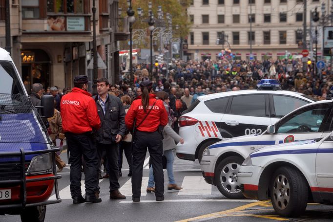 Baskická policie hlídá vstup na vánoční trh Santo Tomas v Bilbau