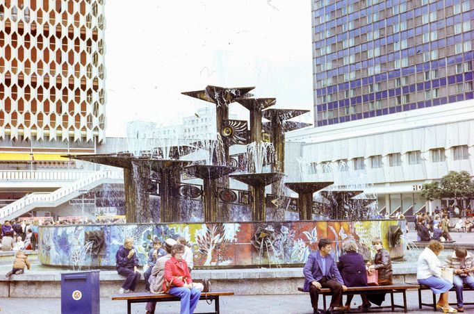 Kašna Přátelství národů na Alexanderplatzu v Berlíně, 1974. V pozadí vlevo obchodní dům Centrum, vpravo hotel Stadt Berlin.