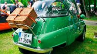 BMW Isetta je zřejmě z miniaut nejznámější, hlavně kvůli způsobu nastupování předem. Auto bylo menší než původní Smart