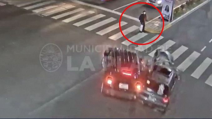 Žena v Argentině unikla smrti. Pár metrů od ní došlo k dopravní nehodě