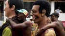 ¨ Revellers carry giant figures during the Carnival parade in Olinda, in the northeastern state of Pernambuco, February 12, 2013. REUTERS/Alexandre Severo (BRAZIL - Tags: SOCIETY TPX IMAGES OF THE DAY) Published: Úno. 12, 2013, 8:57 odp.