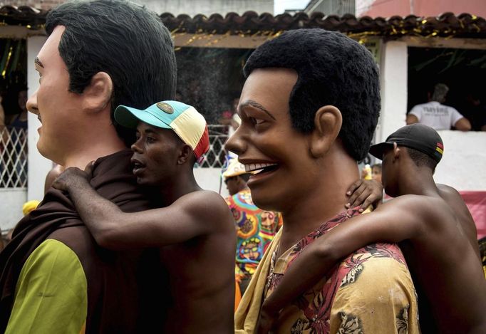 ¨ Revellers carry giant figures during the Carnival parade in Olinda, in the northeastern state of Pernambuco, February 12, 2013. REUTERS/Alexandre Severo (BRAZIL - Tags: SOCIETY TPX IMAGES OF THE DAY) Published: Úno. 12, 2013, 8:57 odp.