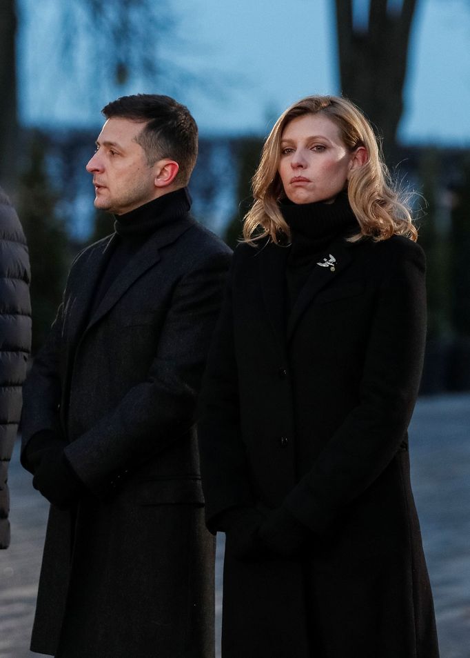 Volodymyr Zelenskyj a Olena Zelenská v roce 2019 při návštěvě památníku hladomoru na Ukrajině.