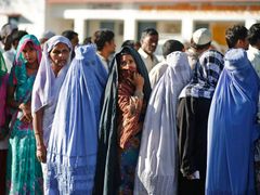 Indické muslimské ženy ve frontě před volební místností.