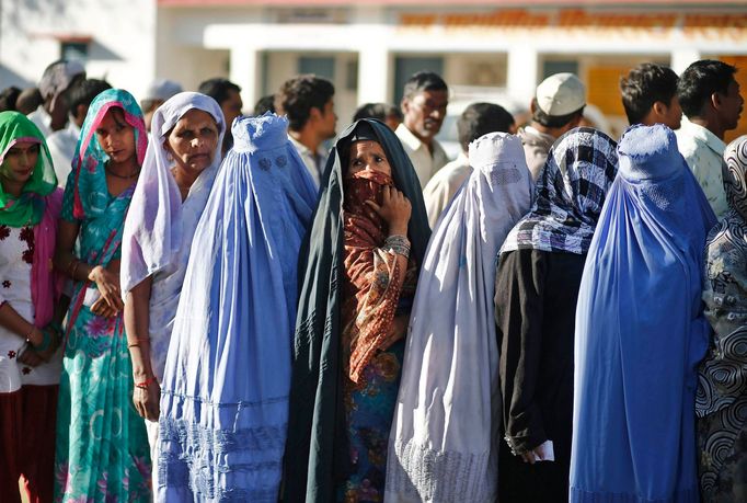 Indické muslimské ženy ve frontě před volební místností.