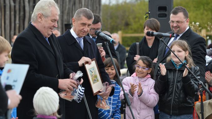 Andrej Babiš a Miloš Zeman s dětmi z Klokánku