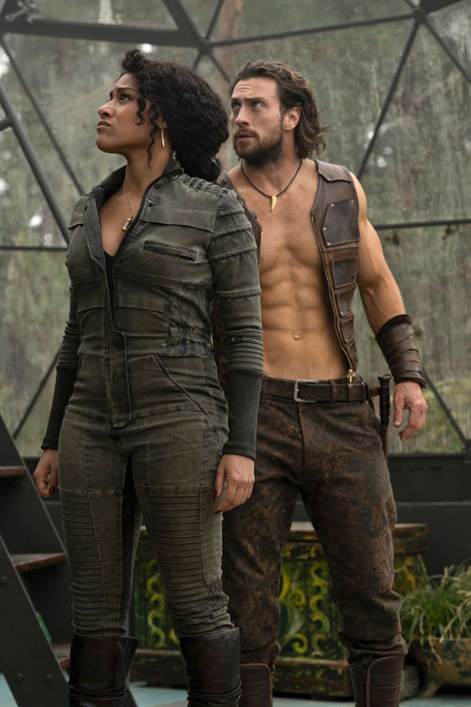 Ariana DeBose jako Calypso a Aaron Taylor-Johnson v roli Kravena.