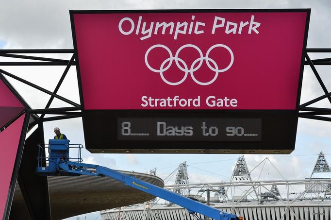 A worker moves on a cherry-picker at an entrance to the Olympic Park in Stratford, the location of the London 2012 Olympic Games, in east London July 19, 2012. REUTERS/Toby Melville (BRITAIN - Tags: SPORT OLYMPICS) Published: Čec. 19, 2012, 1:27 odp.