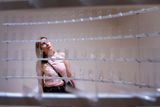 Návštěvnice výstavy si prohlíží dílo Dirty Sorry od Kristiny Láníkové z let 2021 až 2022.