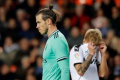 Ležící, spící Bale vytočil fanoušky Realu. Musí odejít co nejdříve, prohlásil Zidane