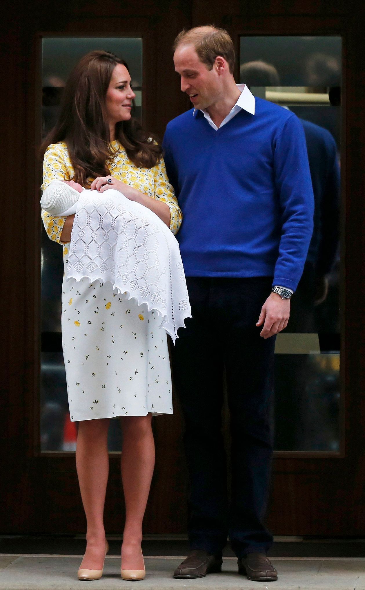 Kate a William ukazují dceru po porodu, 2. května 2015