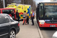 V autobuse na pražském Smíchově se střílelo, podezřelého zadržela policie