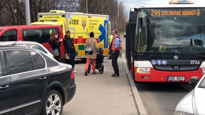 Policisté a záchranáři zasahují u hlášené střelby v autobuse MHD v Praze na Smíchově