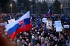 Fico v uplynulých dnech obvinil demonstranty, stejně jako opozici, z pokusu o státní převrat. Opoziční politici na to reagovali slovy, že Fico zneužívá tajné služby a slovními výpady se jen snaží zakrýt neschopnost řešit problémy země.