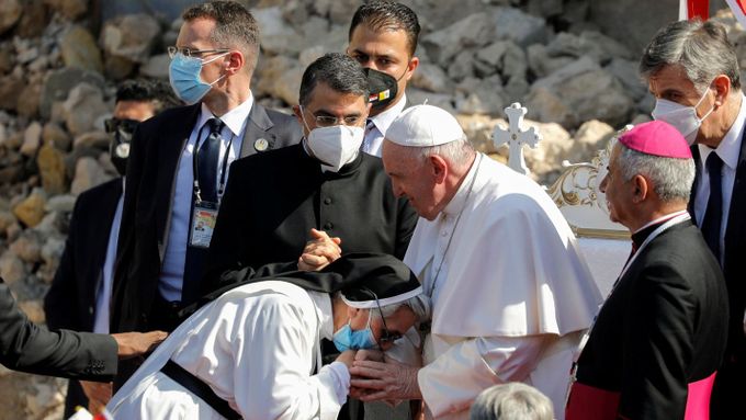 Historická cesta. Papež dorazil do Mosulu, pomodlil se za oběti války