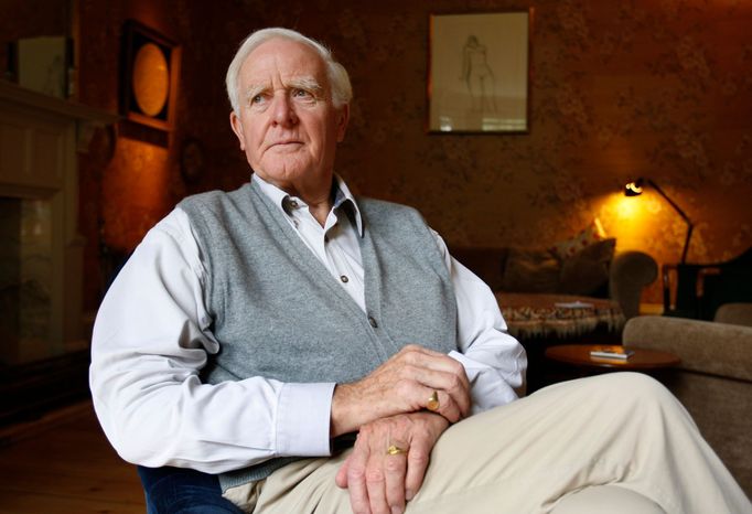 John le Carré ve svém londýnském bytě, 2008.