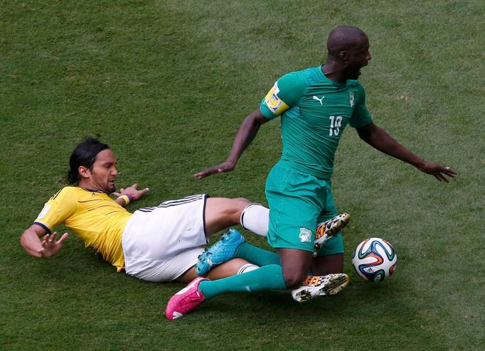 Yaya Touré z Pobřeží slonoviny v souboji s Kolumbijcem Aguilarem na MS