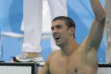 Michael Phelps se raduje ze zisku prvního zlata.