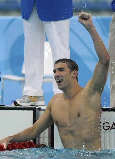 Michael Phelps se raduje ze zisku prvního zlata.