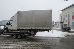 Řidič BMW naložil na přívěs dodávku, vozidlo tím přetížil o tunu. Cizinci chybělo povolení i řidičák
