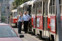 Nečas na sobotu svolal vládu, bude jednat s odboráři