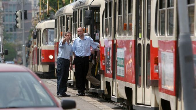 PRAHA: Dlouhé kolony tramvají v Ječné ulici směrem ke Karlovu náměstí se rozjížděly ještě několik desítek minut po ukončení blokády magistrály.