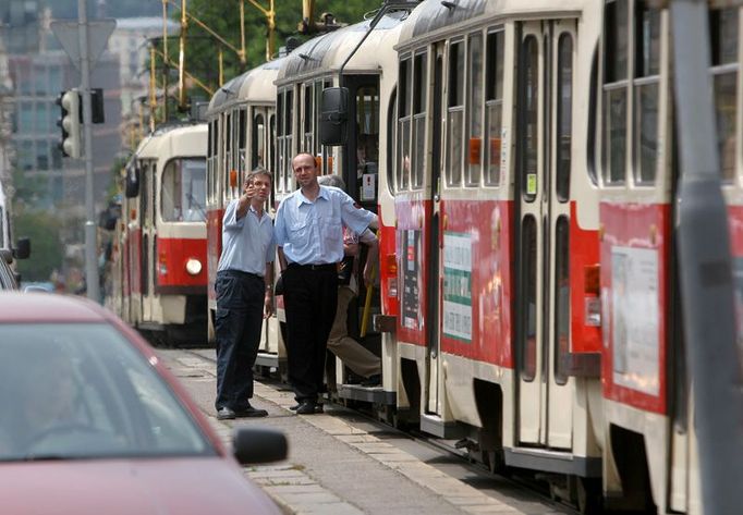 PRAHA: Dlouhé kolony tramvají v Ječné ulici směrem ke Karlovu náměstí se rozjížděly ještě několik desítek minut po ukončení blokády magistrály.