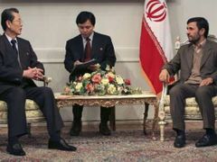 Schůzka nepřátel Ameriky: íránský prezident Mahmúd Ahmadínežád přijal v Teheránu předsedu severokorejského parlamentu Kim Jong-nama.