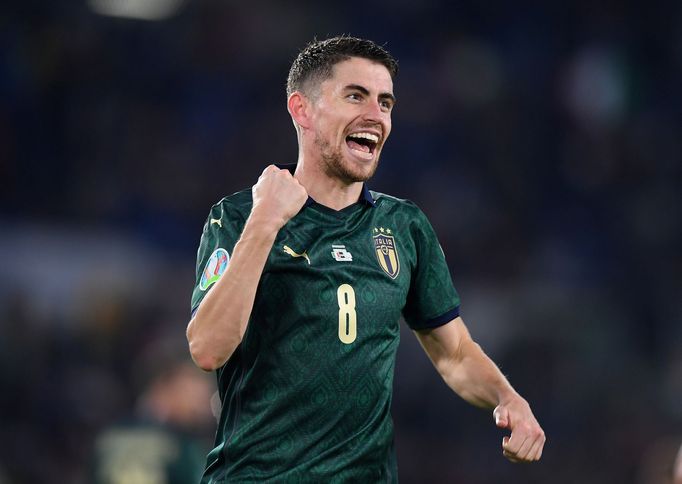 Jorginho slaví branku v kvalifikaci o Euro 2020