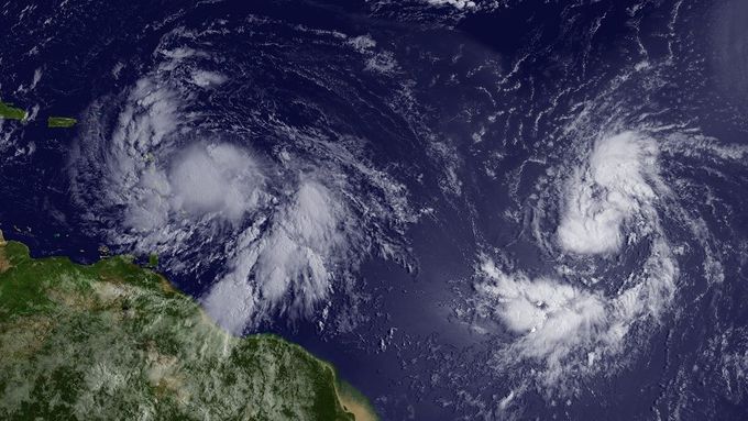 Tropická bouře Isaac na satelitním snímku