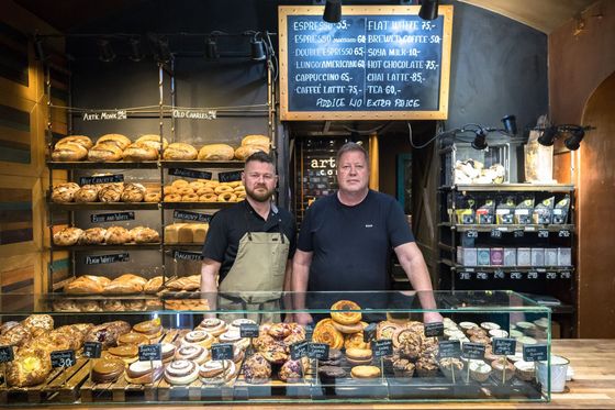 "Na Islandu není pekařina špatně placená manuální práce. Řemeslo se učíme šest let a jsme na něj hrdí," říkají David Arnorsson a Gudbjartur Gudbjartsson.
