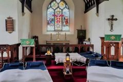 Kostel v Británii nabízí spaní pro turisty, aby se vyhnul uzavření