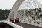 Foto: Trojský most je hotov. Prochází zatěžkávací zkouškou