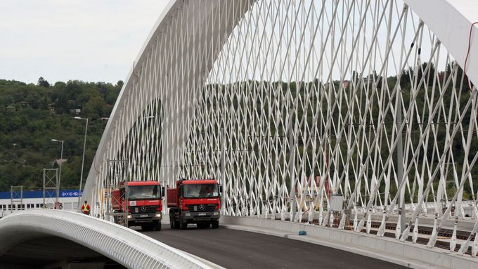 Trojský most při zátěžových zkouškách v srpnu 2014