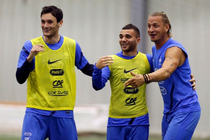 Fotbalisté Francie Hugo Lloris, Marvin Martin a Philippe Mexes během tréninku před Eurem 2012.