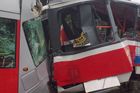 V Modřanech se srazila tramvaj s nákladním autem, zranil se její řidič i jedna cestující