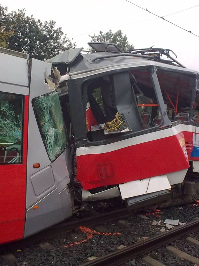 Srážka tramvají na Plzeňské ulici v Praze 5. Řidič jedné ze souprav nehodu nepřežil.