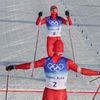 Alexander Bolšunov a Denis Spicov slaví vítězství ve skiatlonu na olympiádě v Pekingu 2022