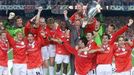 Fotbalisté Manchesteru United se radují z vítězství ve finále Ligy mistrů 1999 proti Bayern Mnichov v Barceloně.