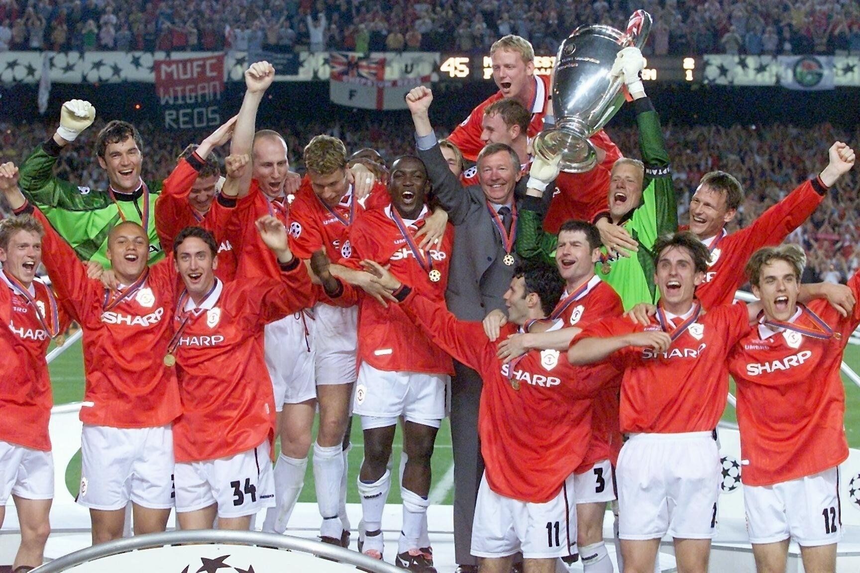 Fotbalisté Manchesteru United se radují z vítězství ve finále Ligy mistrů 1999 proti Bayern Mnichov v Barceloně.