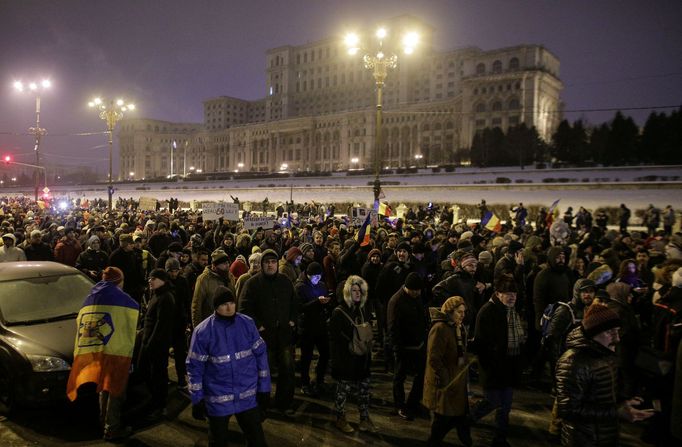 V rumunské metropoli Bukurešť protestují desetitisíce lidí proti kroku levicové vlády, která se rozhodla omilostnit stovky vězňů.