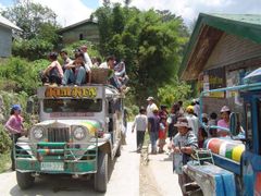 Každé místo dobré. Spatřit podobně vytížený jeepney v odlehlejších oblastech Filipín není nic výjimečného