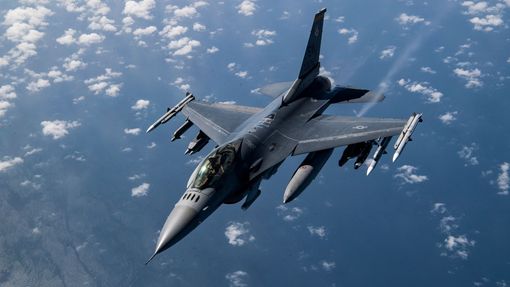 Letoun F-16 Fighting Falcon amerického letectva letí nad Afghánistánem, 17. března 2020.