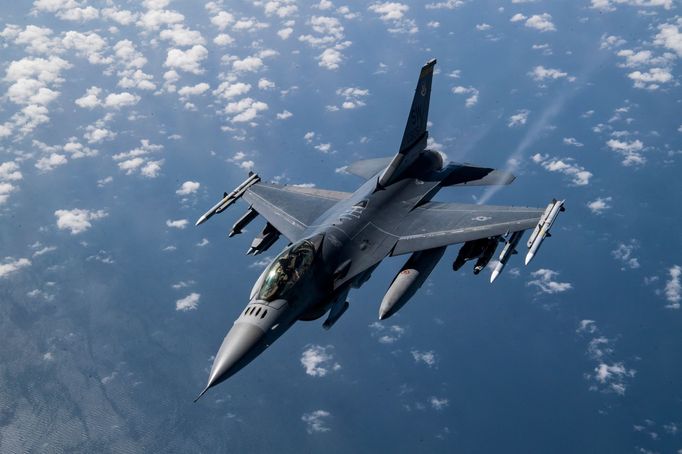 Letoun F-16 Fighting Falcon amerického letectva letí nad Afghánistánem, 17. března 2020.