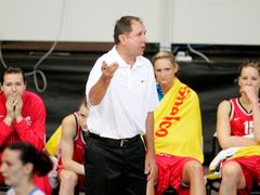 Trenér Milan Veverka neúspěšně koučuje basketbalistky České republiky v utkání s Řeckem.