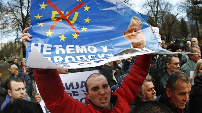 Příznivci Srbské radikální strany demosntrují proti rozhovorům s Evropskou unií.