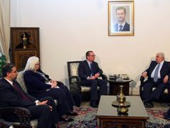 Americko-sysrká jednání v Damašku. S obligátní podobiznou prezidenta Asada na zdi