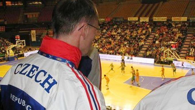 Česká atletická výprava na vítězném utkání brněnských basketbalistek ve Valencii.